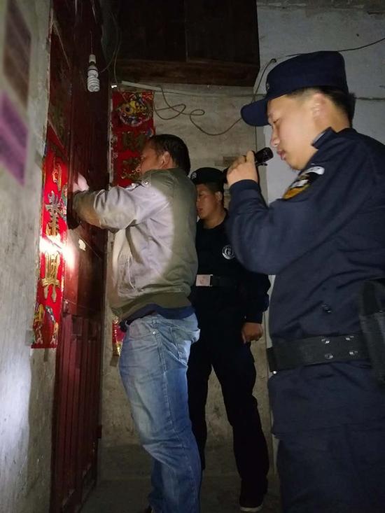 巴音郭楞粗心妈妈误将幼女锁家中 