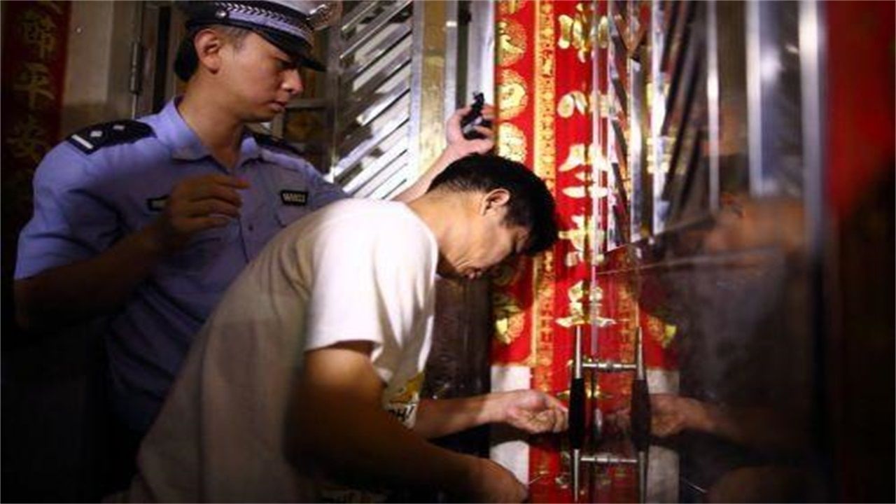 巴音郭楞请开锁师傅开了锁后，师傅